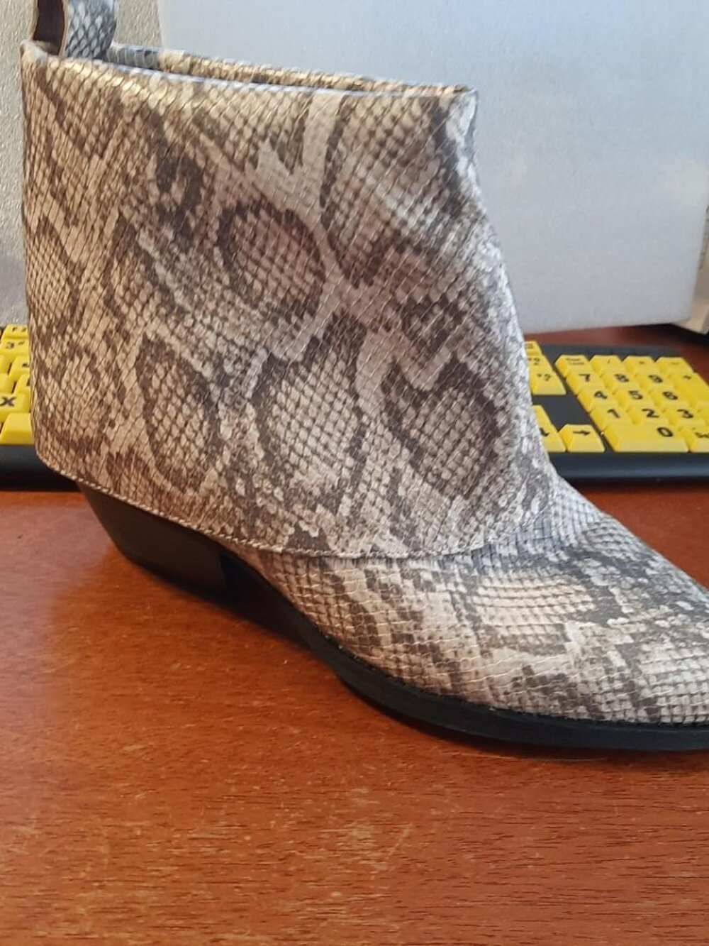 NEW ! Zodiac Snakeskin Pattern Ankle Booties Cream Python Pointed Toe Boots Sz10